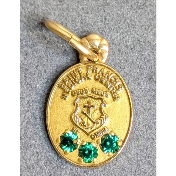 10K Saint Francis Medical Center Three Green Spinel Pendant Charm - Picture 1 of 5